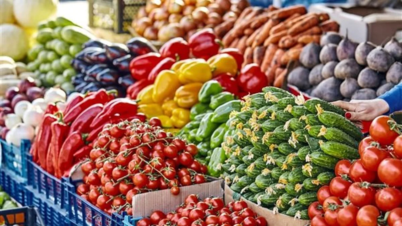 تباين أسعار الخضار في الأسواق مع انخفاض 5 أصناف وارتفاع البصل والخيار